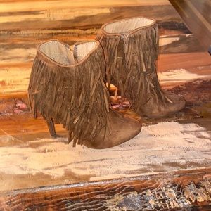 3 item bundle for $15✨create your bundle and send 🩷 Brown suede fringe booties